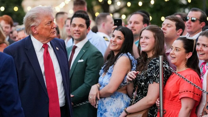 Donald Trump dan Melania Trump Tampil Santai Saat Menyapa Tamu dalam Piknik Kongres di Gedung Putih
