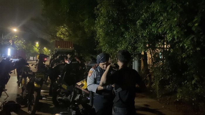 Patroli Malam Polisi di Jakarta Timur Gagalkan Tawuran, 15 Pemuda Diamankan dan 7 Celurit Disita