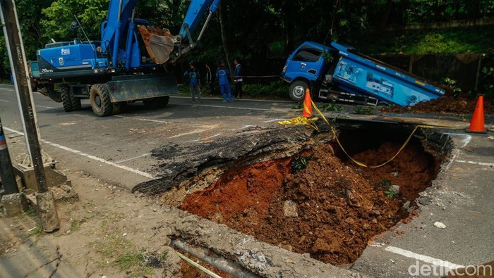 Perbaikan Jalan Amblas di Lenteng Agung Dipercepat, Pekerjaan Intensif Dilakukan pada Malam Hari