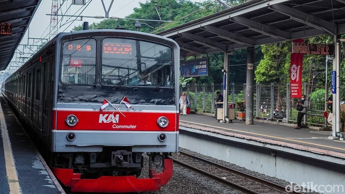 KRL Palmerah Diduga Dilempari Batu, Penumpang Kaget dan Tutup Tirai