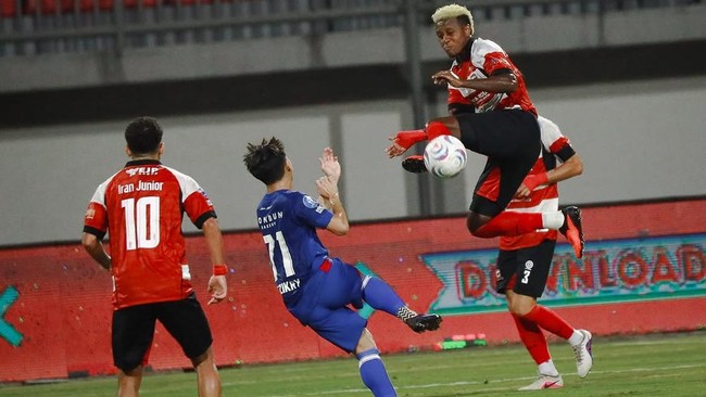 Lemparan Pisang dari Tribun Berujung Denda Rp30 Juta untuk Madura United
