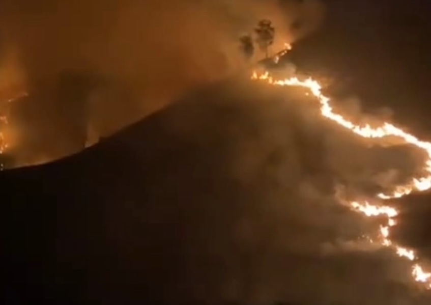 Kebakaran Gunung Bromo Meluas, Wisatawan Dievakuasi dan Akses Kawasan Diperketat