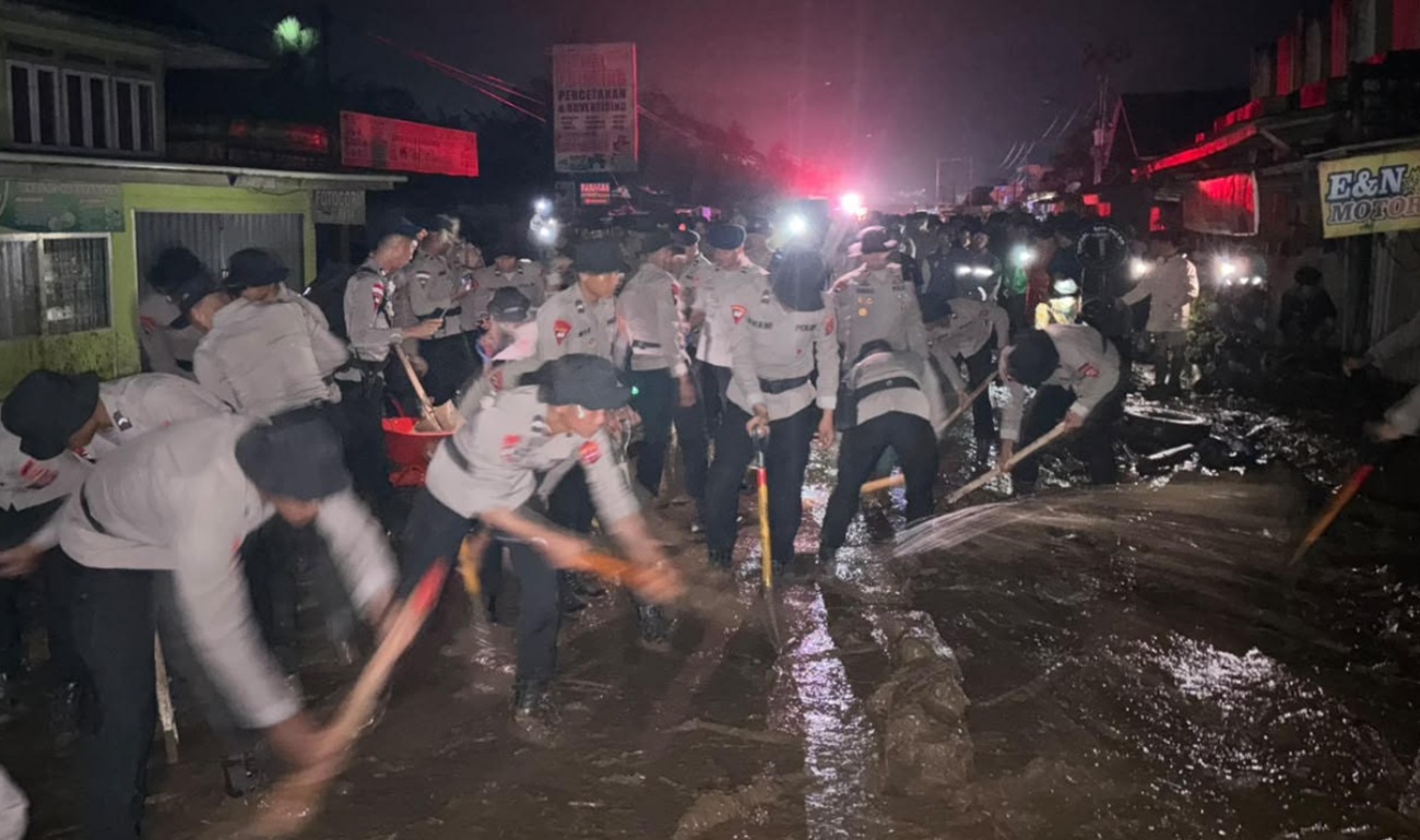 Banjir Bandang Terjang Solok, Warga Terdampak Mengungsi ke Markas Polisi